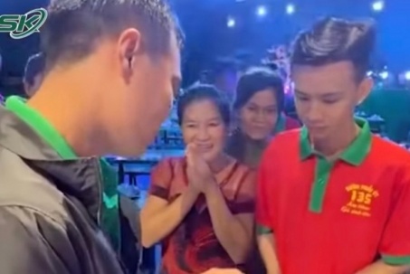 Vụ nam nhân viên trúng số 18 tỉ tiếp tục gây sốt với hành động bất ngờ từ đồng nghiệp