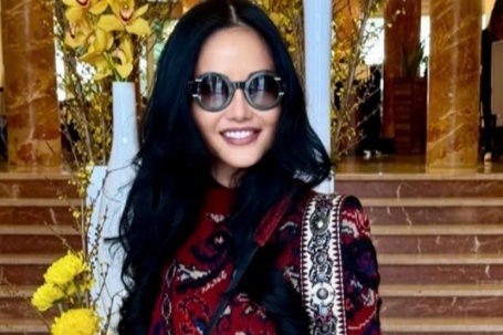 Hồng Nhung được khen gu mặc 'không đụng hàng' trên phố châu Âu