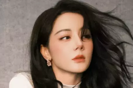 Địch Lệ Nhiệt Ba tê liệt hoàn toàn