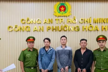 Tạm giữ 3 người đập phá quán cơm ở TPHCM