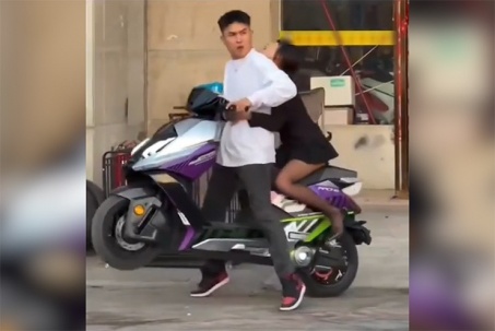 Clip: Cười chảy nước mắt với màn đón bạn gái có 1-0-2 của thanh niên