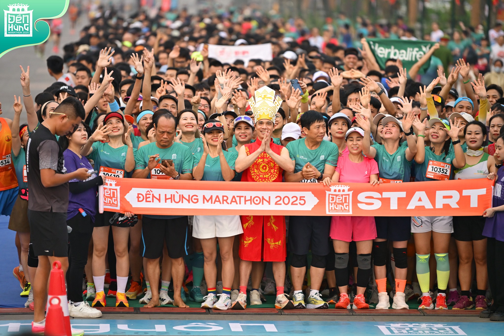 Các vận động viên xuất phát tại giải chạy Đền Hùng Marathon năm 2025