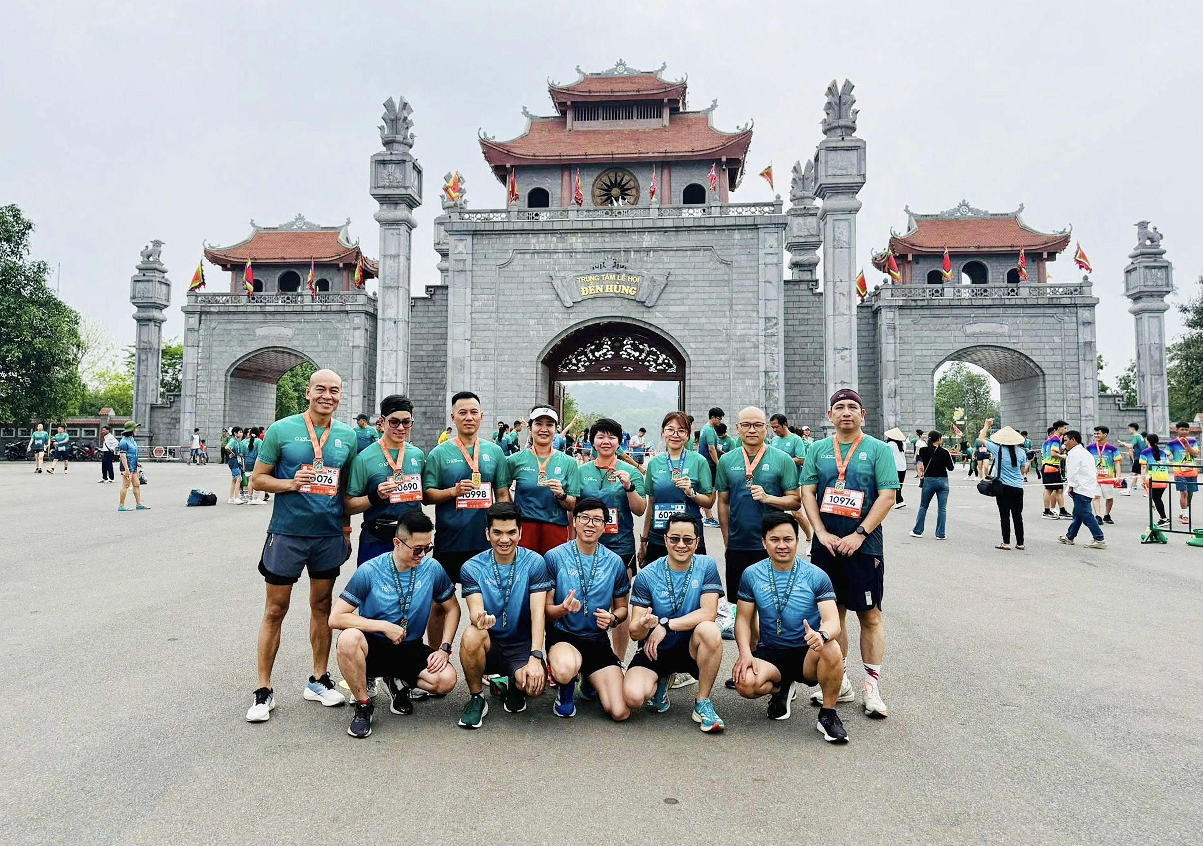Nhóm runner đến từ công ty F88 tham gia giải chạy Đền Hùng Marathon năm 2025