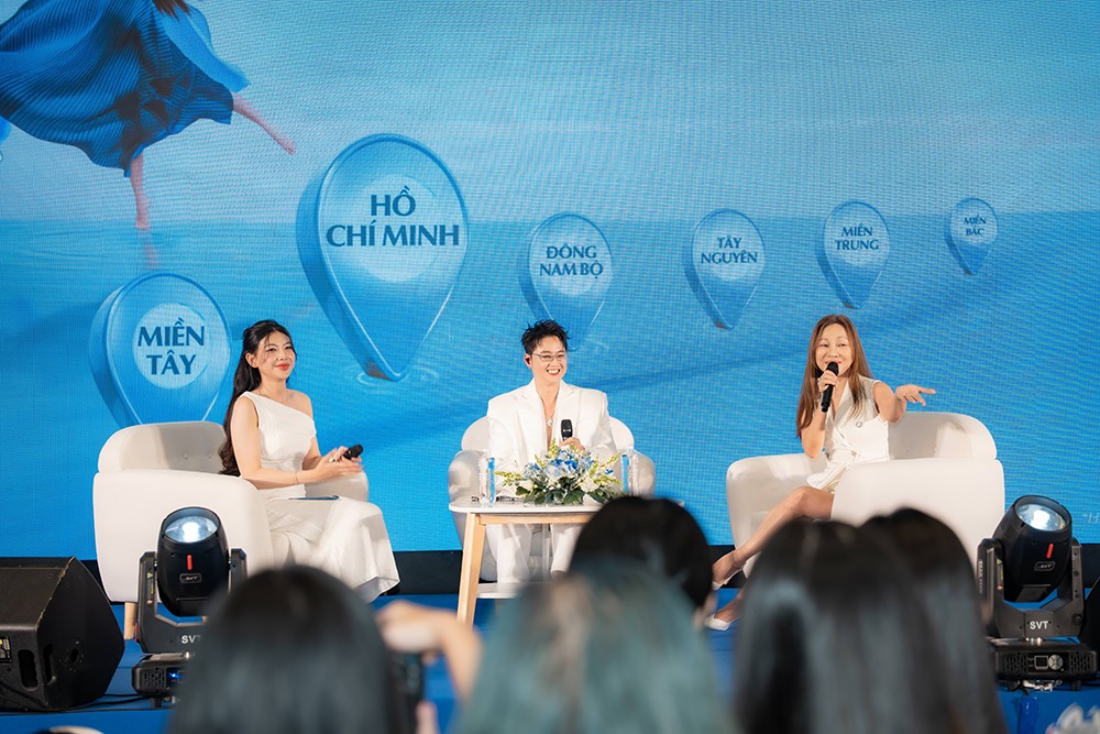 Đại diện PNJ cùng ca sĩ Thanh Duy chia sẻ những góc nhìn về phụ nữ thời hiện đại. Ảnh: PNJ.