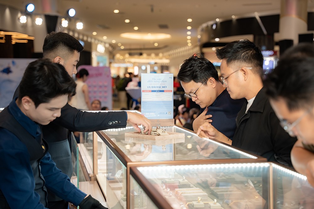 Không khí mua sắm cao điểm dịp 8/3. Ảnh: PNJ.