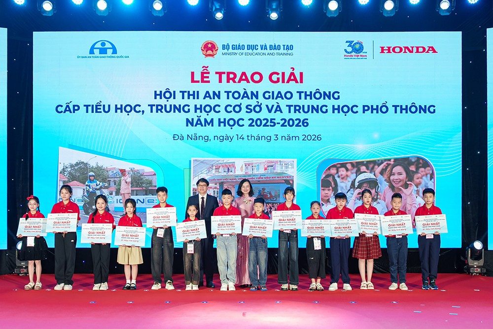 Các em học sinh nhận giải thưởng