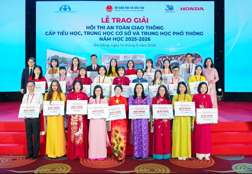 Các giáo viên nhận giải thưởng.&nbsp;