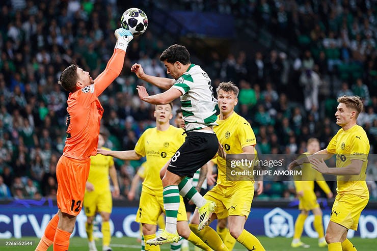 Sporting Lisbon (áo xanh trắng) dốc toàn lực tấn công