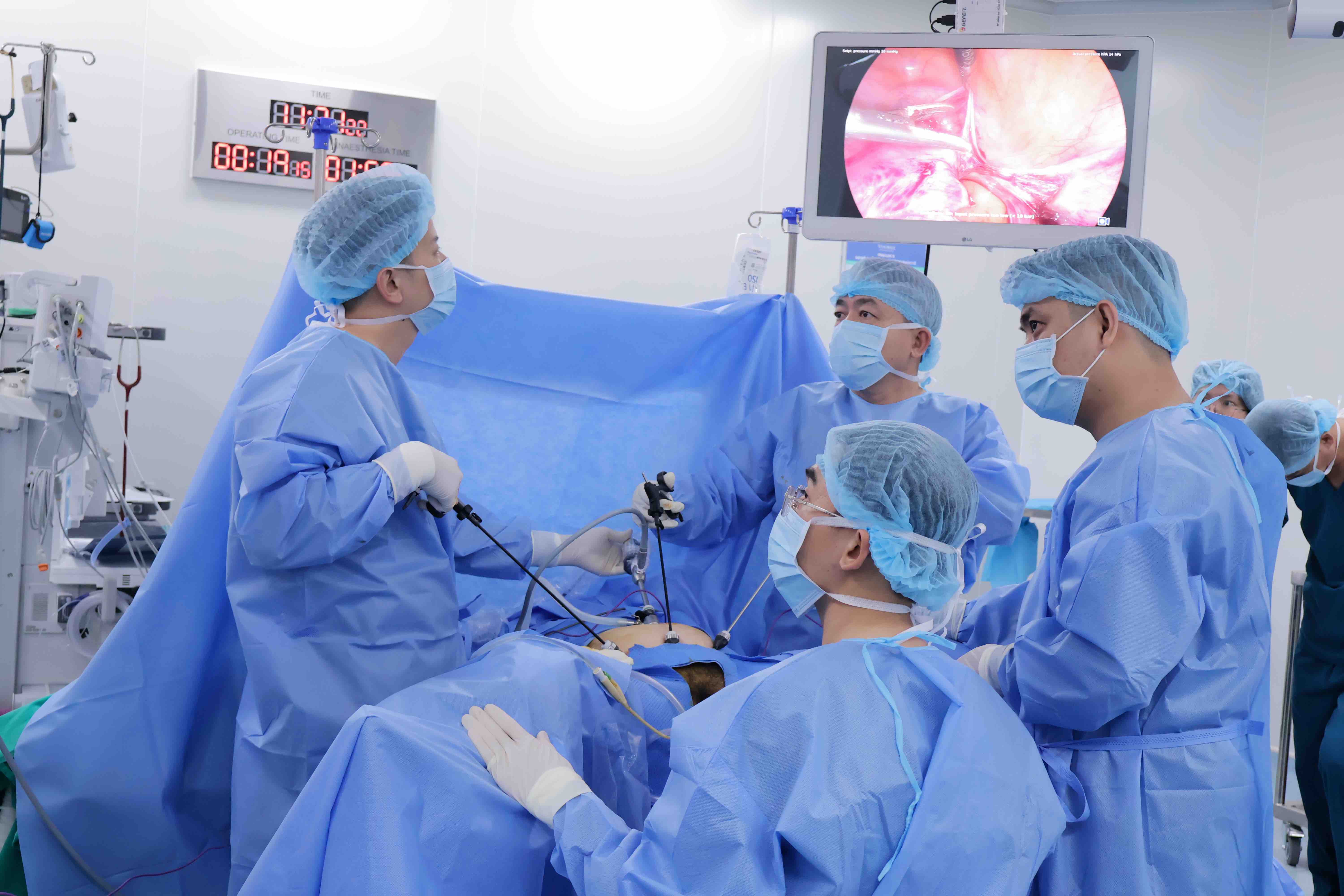Ê-kíp bác sĩ tiến hành phẫu thuật nội soi cắt tử cung toàn phần kèm vét hạch chậu điều trị cho người bệnh.
