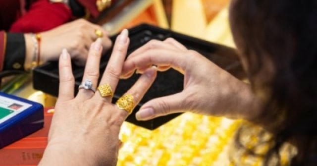 Giá vàng đang giảm, có nên chi tiền mua vào không?