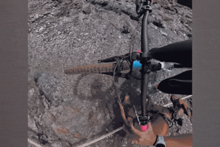 Du khách suýt rơi xuống vách đá khi đạp xe