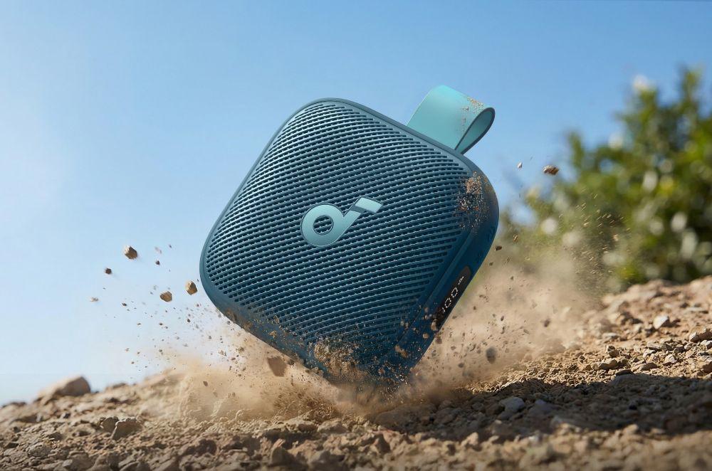 Loa đi kèm dây đeo silicone hai chế độ.