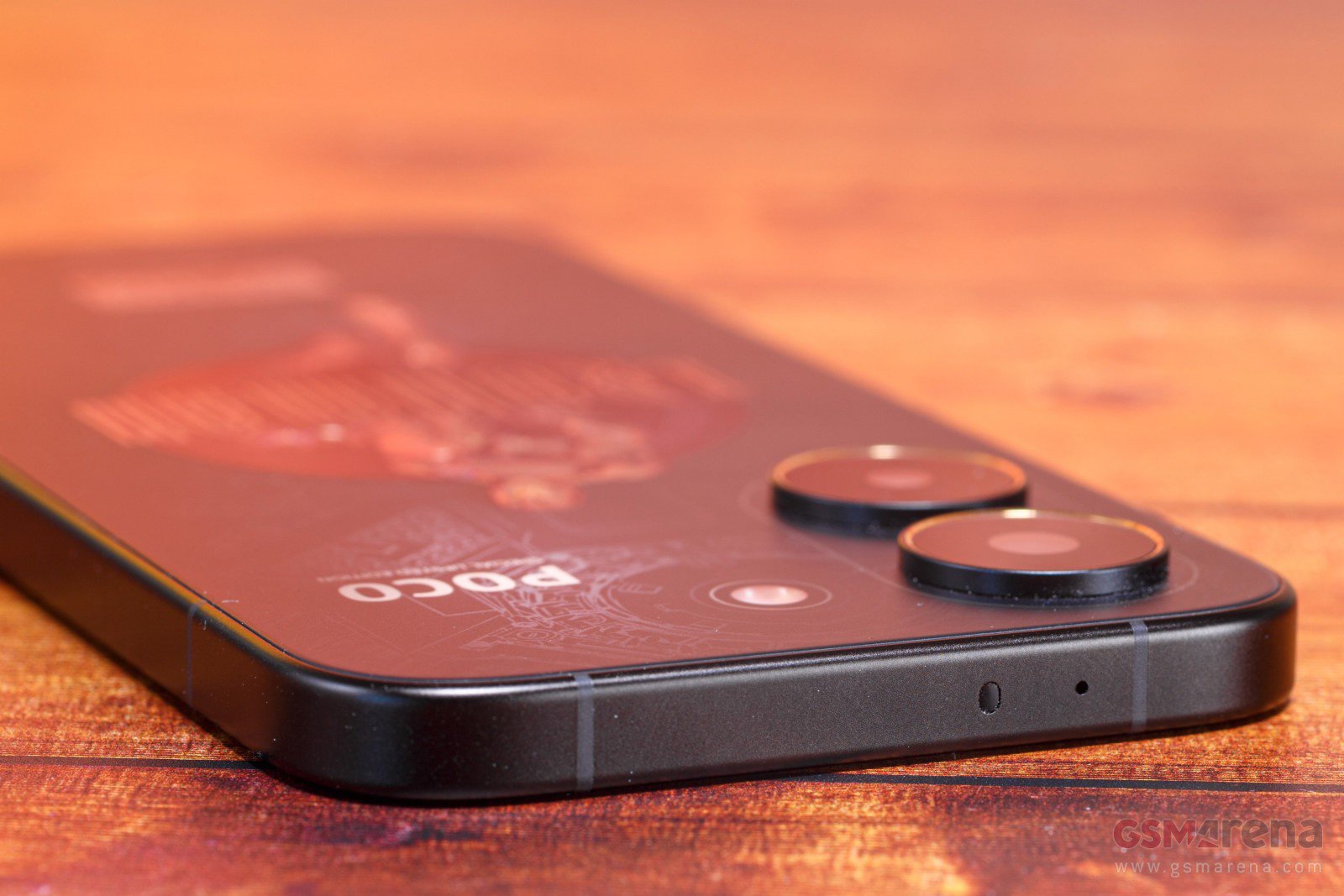 Poco X8 Pro Iron Man Edition có thiết kế cực ngầu.