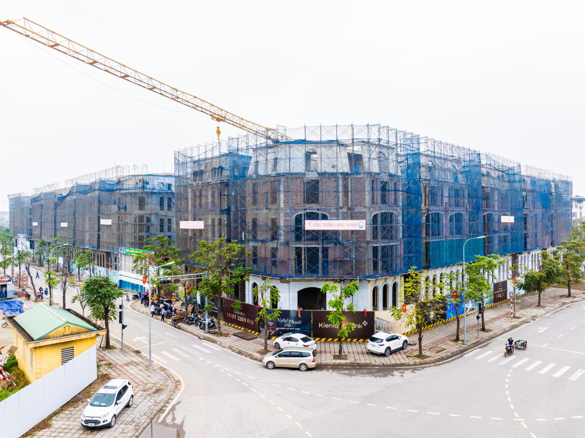 Ghi nhận tại công trường, 100% dinh thự tại đây đã cất nóc và đang đẩy nhanh tiến độ thi công mặt ngoài, dự kiến sẽ bàn giao từ cuối quý 1/2026.