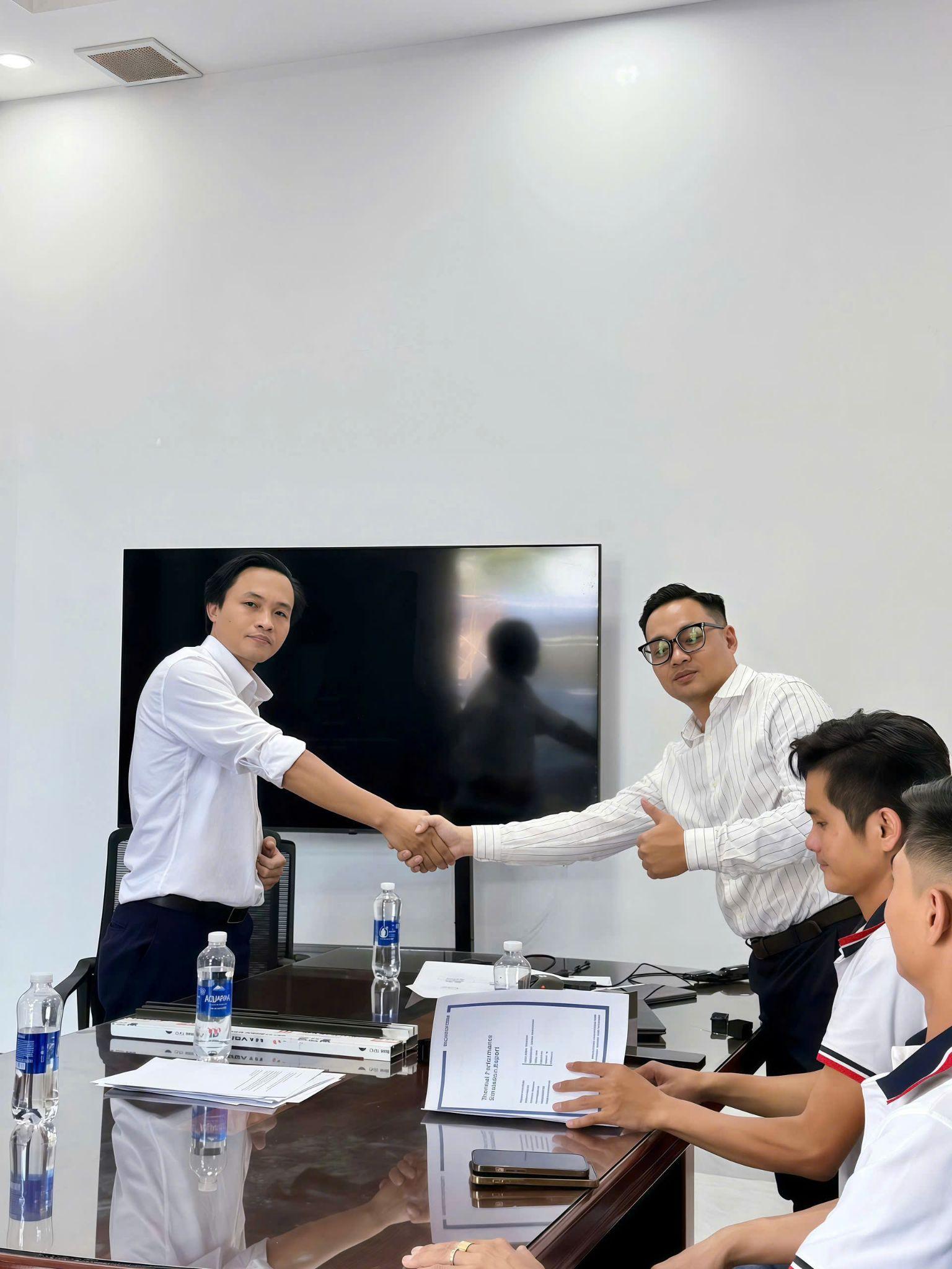 Ông Phạm Ngọc Đán - CEO Maxpro Window thăm quan nhà máy Nhôm Cầu Cách Nhiệt ALVERO.