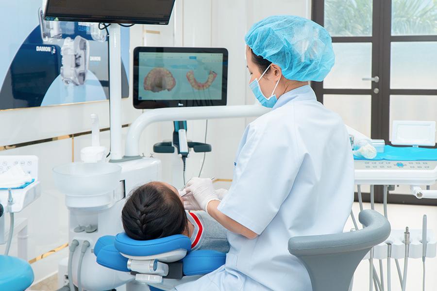 Bác sĩ scan răng bằng máy Itero Lumia để thiết kế nụ cười và khay niềng trong suốt cho bệnh nhân.