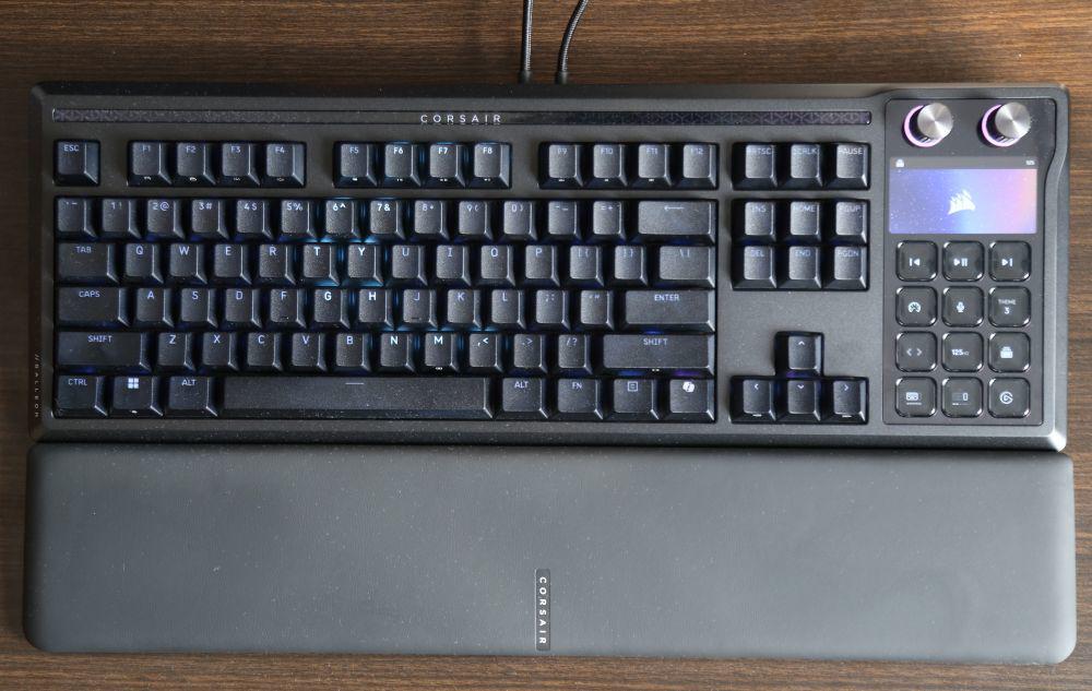 Corsair Galleon 100 SD gồm bàn phím và Stream Deck tích hợp, kèm đệm kê tay.