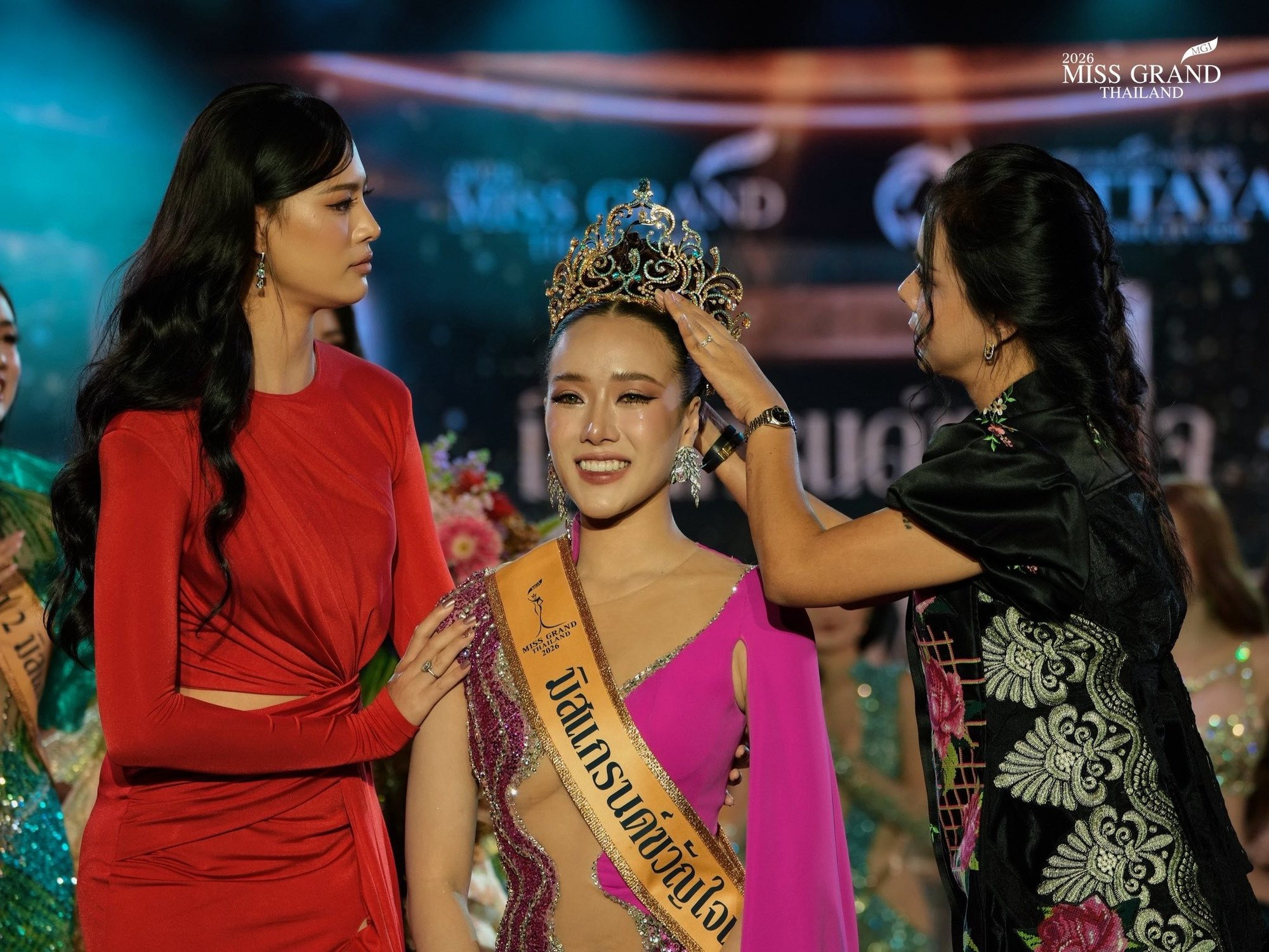 Phatcharamon Thepraksa giành giải Miss Pattaya được yêu thích nhất.