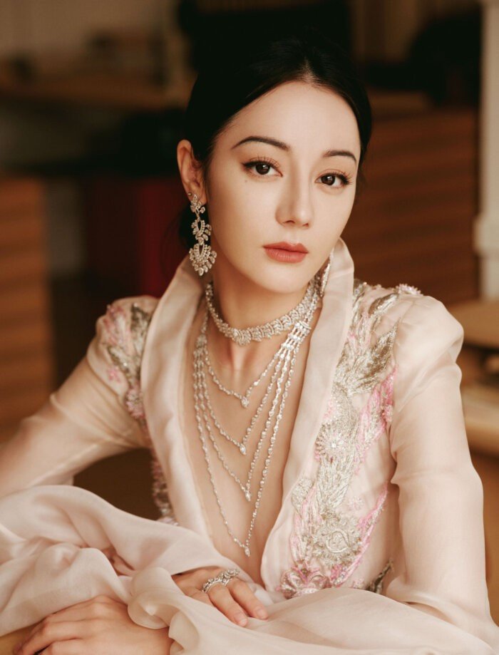 Địch Lệ Nhiệt Ba mang về nhiều lợi ích cho công ty, nhưng vì có tin sắp kết thúc hợp đồng nên hoạt động của cô bị tê liệt.