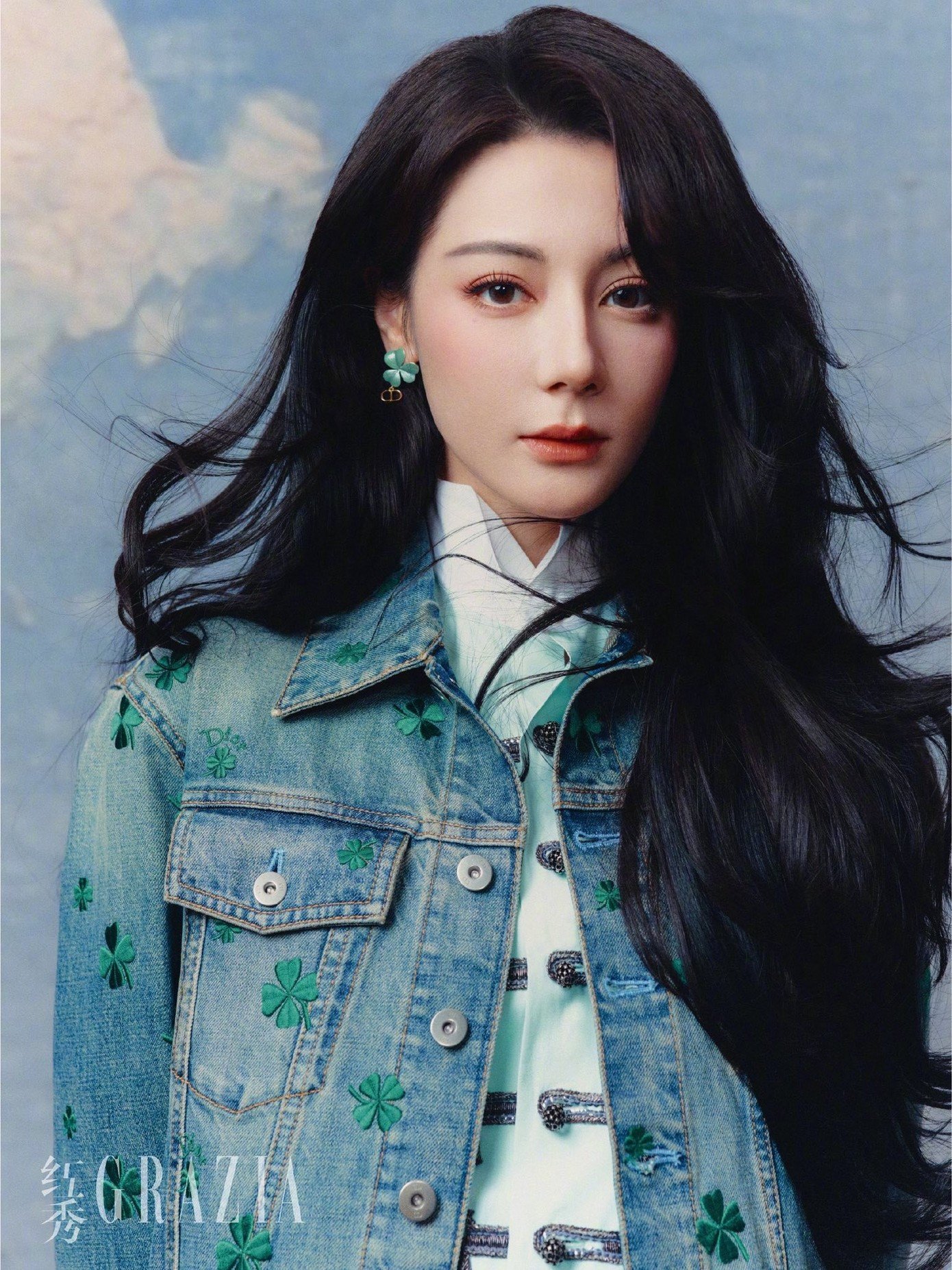 Địch Lệ Nhiệt Ba mang về nhiều lợi ích cho công ty, nhưng vì có tin sắp kết thúc hợp đồng nên hoạt động của cô bị tê liệt.