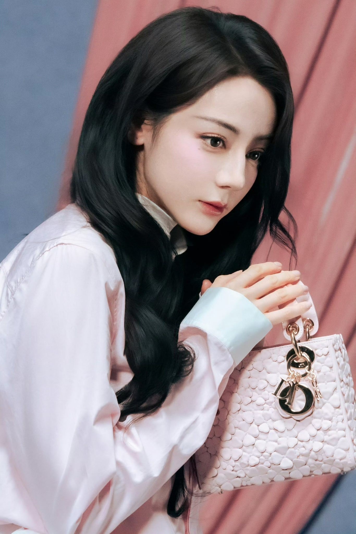 Địch Lệ Nhiệt Ba mang về nhiều lợi ích cho công ty, nhưng vì có tin sắp kết thúc hợp đồng nên hoạt động của cô bị tê liệt.