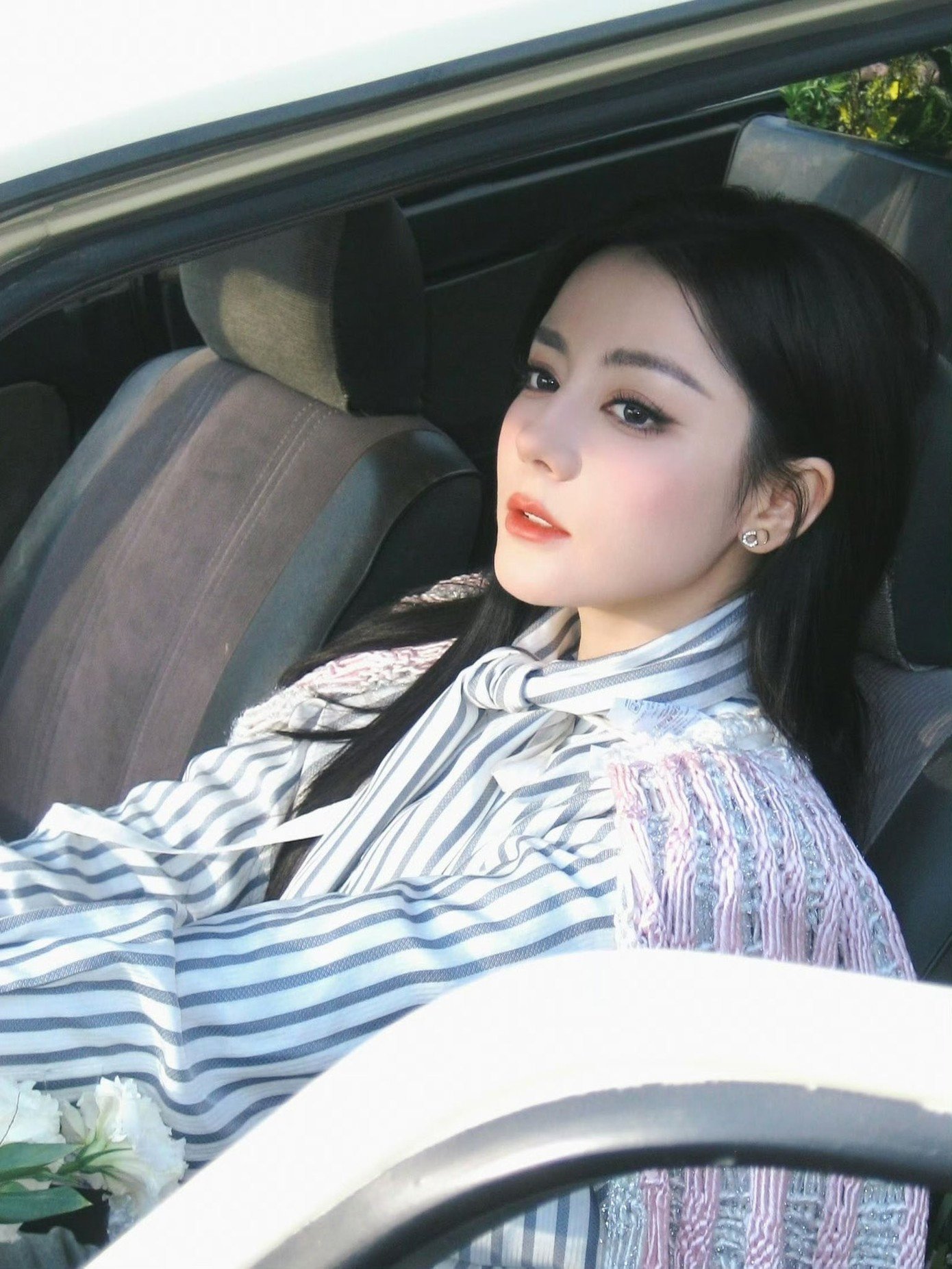 Địch Lệ Nhiệt Ba mang về nhiều lợi ích cho công ty, nhưng vì có tin sắp kết thúc hợp đồng nên hoạt động của cô bị tê liệt.