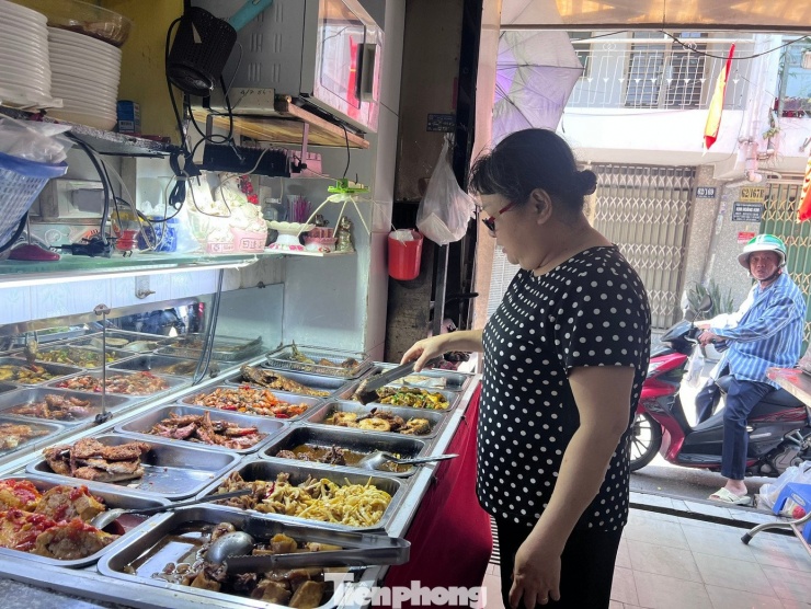 Quán cơm còn tự giao hàng tận nơi với giá như mua tại chỗ, giúp khách hàng yên tâm