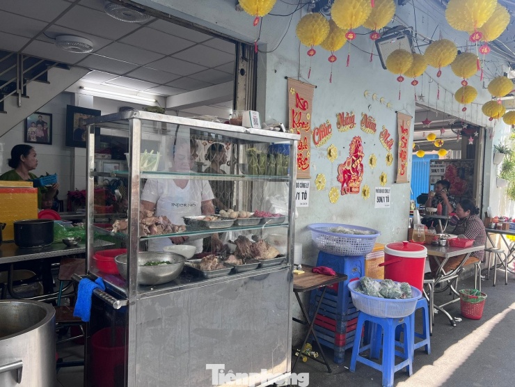 Giá mới 50.000 đồng/tô bún, phở khiến lượng khách giảm hơn 30%. Tuy nhiên theo chủ quán, nếu không điều chỉnh giá e rằng khó cầm cự được lâu dài