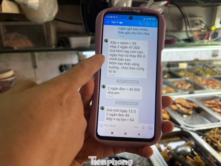 Giá các loại bao bì, hộp xốp tăng mạnh gần 50% khiến các hàng quán đều bất ngờ