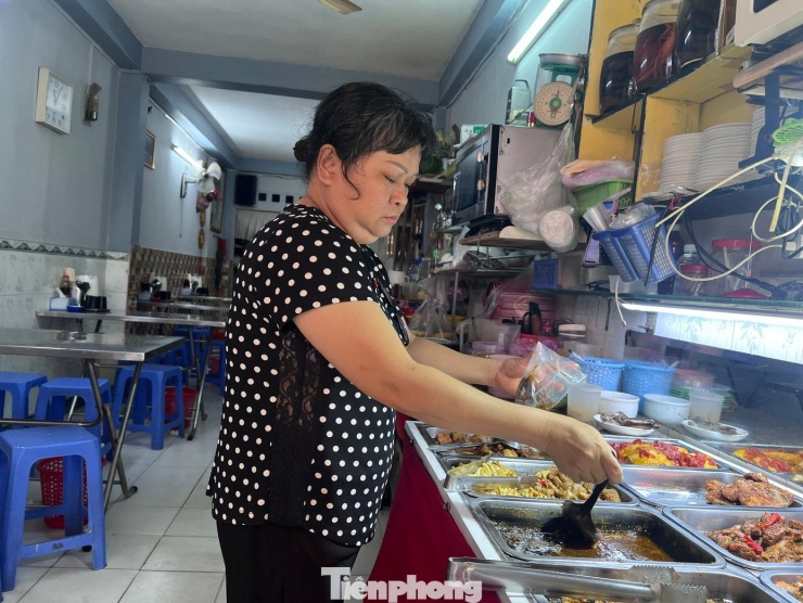 Dù rất chật vật nhưng quán cơm bình dân của chị Hải vẫn quyết giữ giá 35.000 đồng trong suốt nhiều năm qua