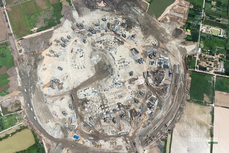 Về thiết kế, sân vận động được lấy cảm hứng từ hình tượng Trống Đồng Đông Sơn. Đây là yếu tố văn hóa được đưa vào công trình nhằm tạo dấu ấn riêng về kiến trúc.