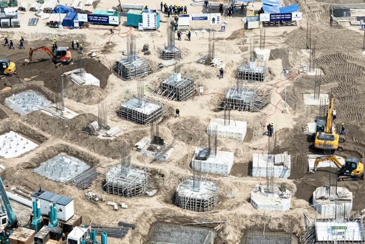 Các cụm móng bê tông dần thành hình.