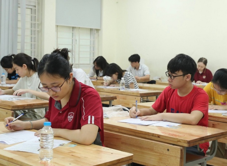 Thí sinh dự kỳ thi tuyển sinh lớp 10 của Hà Nội