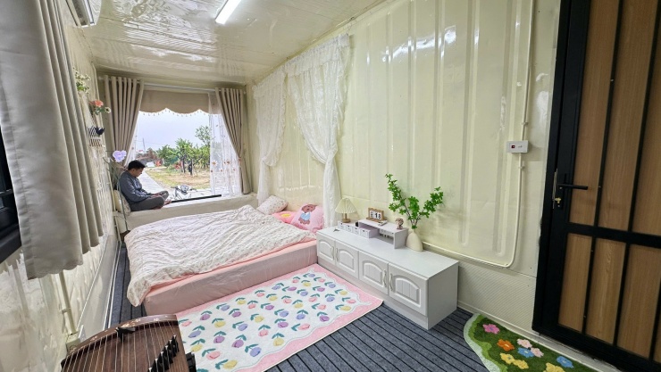 Không gian phòng ngủ. Gia chủ thiết kế nhiều cửa sổ cỡ lớn nên căn nhà vẫn thoáng sáng, tạo cảm giác rộng rãi thoải mái