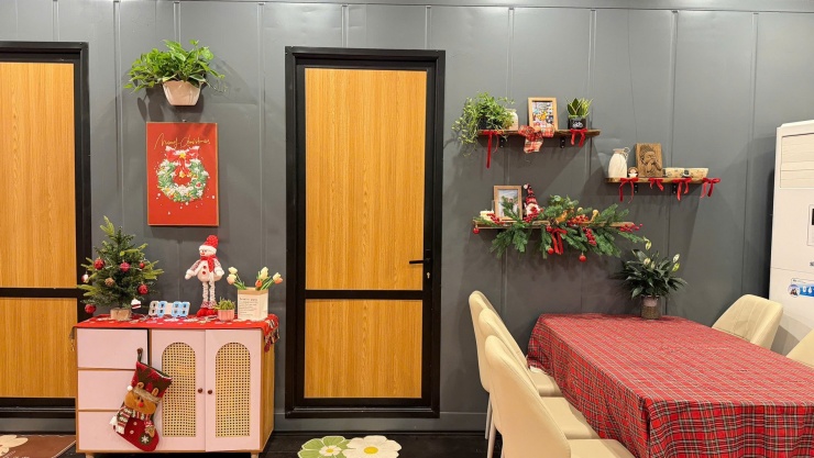 Căn nhà nổi bật với nhiều chi tiết trang trí bắt mắt và màu sắc hài hòa