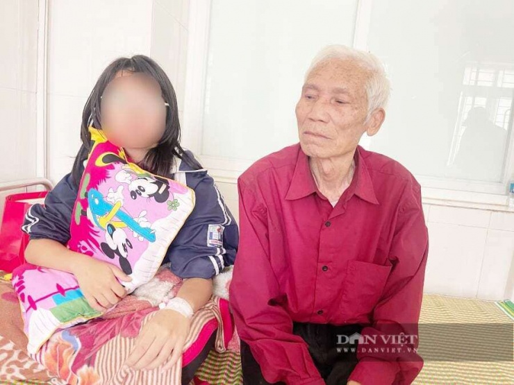Nữ sinh H. đang được ông nội chăm sóc tại Bệnh viện Đa khoa tỉnh Hưng Yên. Ảnh: Gia Khiêm