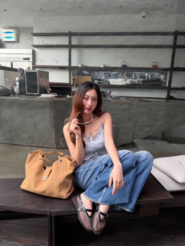 Ở set đồ khác, người đẹp tiếp tục chọn áo ngủ hai dây dáng cổ chữ V, phối ren. Cô mix cùng một đôi giày lưới và quần jeans tương tự lần trước.