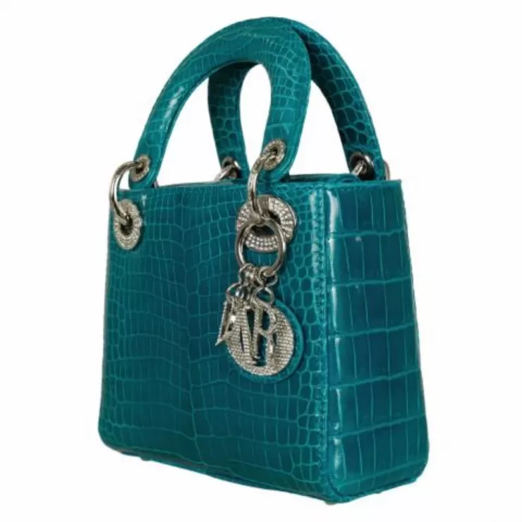 Lương Thùy Linh tạo điểm nhấn tổng thể bằng túi Dior phiên bản giới hạn, giá hơn 300 triệu đồng. Trước đó, cô từng sử dụng thiết kế này khi dạo phố tại Pháp trong thời gian tham dự Tuần lễ Thời trang Paris hồi tháng 9/2025.