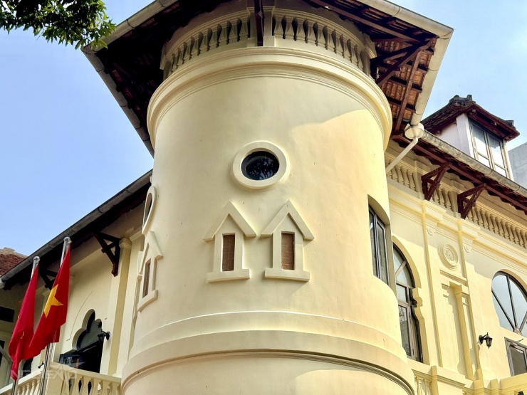 'Đột nhập' biệt thự cổ 100 tuổi - trụ sở mới cực chill của NVH Thanh niên - 2