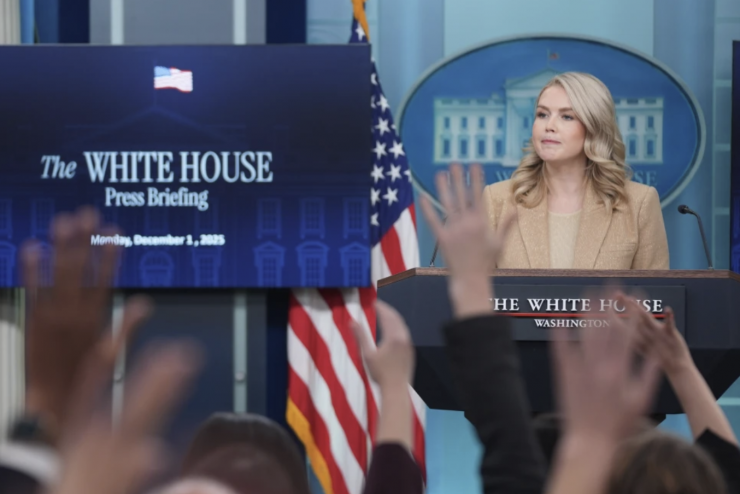 Mỹ bất ngờ phá lệ cũ, "cởi trói" dầu Venezuela - 1