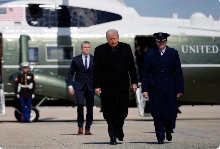 Tổng thống Mỹ Donald Trump cùng Bộ trưởng Chiến tranh và Chủ tịch Hội đồng Tham mưu trưởng liên quân Mỹ. Ảnh: CNN