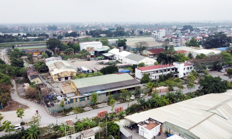 Theo đó, cuối năm ngoái, Công ty TNHH MTV Bất động sản Đức Giang (công ty con của Cty CP Tập đoàn Hóa chất Đức Giang) được UBND TP. Hà Nội chấp thuận đầu tư tổ hợp công trình công cộng, trường học và nhà ở Đức Giang tại phường Việt Hưng. Dự án tọa lạc tại số 18, ngõ 44 phố Đức Giang với quy mô gần 47.500 m2. Tổ hợp bao gồm 60 căn liền kề, 880 căn hộ chung cư, khu trường học rộng 1,1 ha cùng hệ thống dịch vụ, thương mại và thể thao.