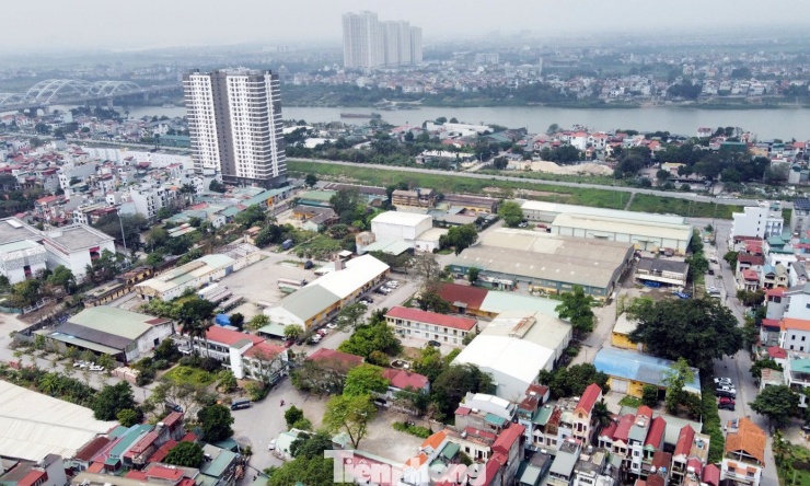 Theo ghi nhận của PV, khu đất 18/44 Đức Giang hiện đang là trụ sở, nhà máy của Hóa chất Đức Giang. Vị trí khu đất dự án này có một mặt tiếp giáp chân đê sông Đuống.