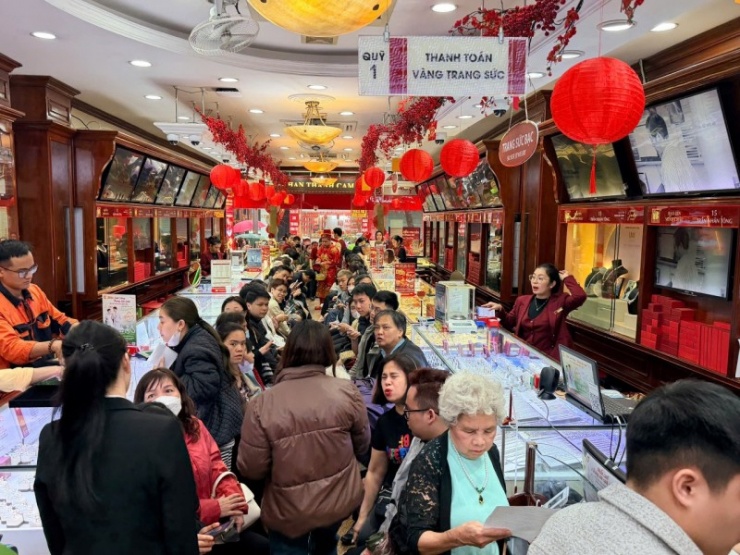 Người mua cân nhấc rủi ro khi giao dịch vàng.