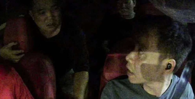 Hình ảnh trong đoạn clip gây xôn xao dư luận do người tài xế xe công nghệ Grab đưa lên mạng, trong đó nhạc sĩ Minh Khang đã có những lời lẽ thiếu kiểm soát do đã sử dụng đồ uống có cồn. Ảnh cắt từ clip