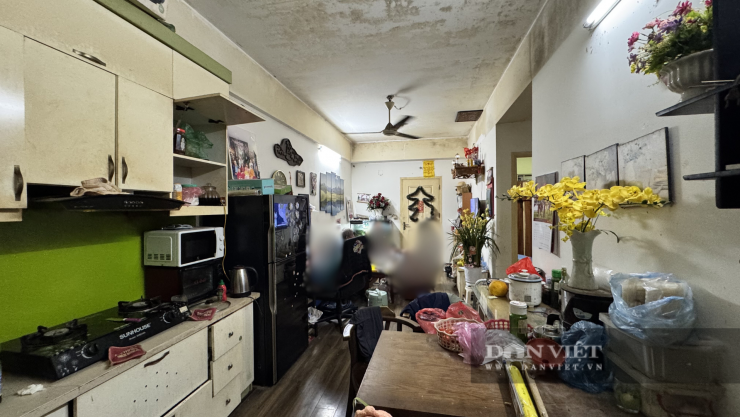 Căn hộ xuống cấp với nhiều vết bẩn tích tụ lâu ngày, trong khi pháp lý chưa hoàn thiện, tiềm ẩn rủi ro cho người mua. Ảnh: Anh Văn