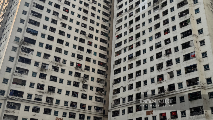 Tình trạng xuống cấp thấy rõ bằng mắt thường tại Chung cư HH Linh Đàm. Ảnh: Anh Văn