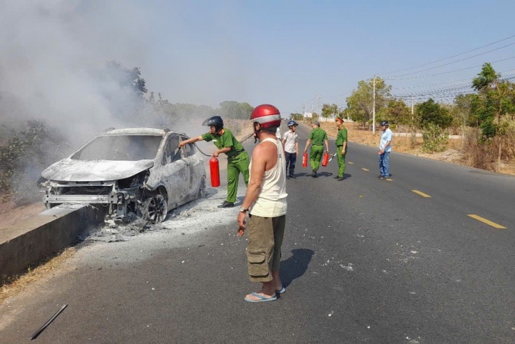 Lực lượng chức năng hỗ trợ dập lửa.