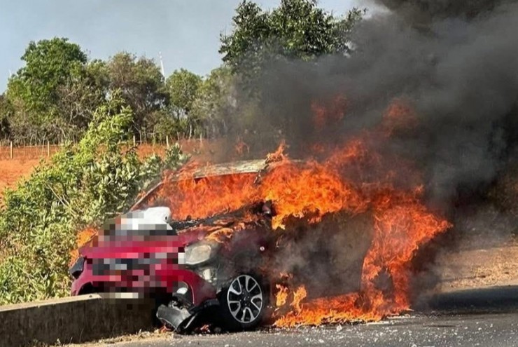 Ô tô 5 chỗ bốc cháy dữ dội trên đường ven biển Lâm Đồng