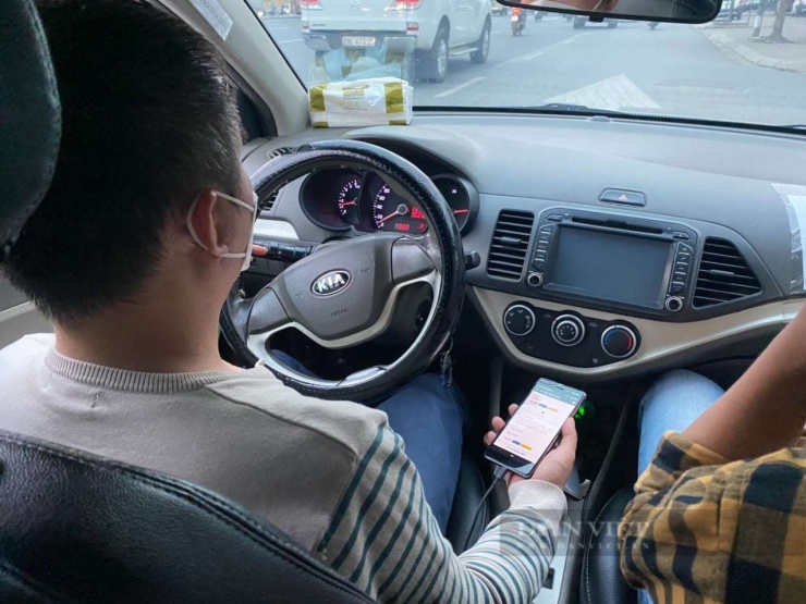 Không ít tài xế cho biết, những tình huống “khó xử” trên xe thực tế xảy ra khá thường xuyên, đặc biệt vào buổi tối hoặc cuối tuần khi nhiều khách đã uống rượu bia.